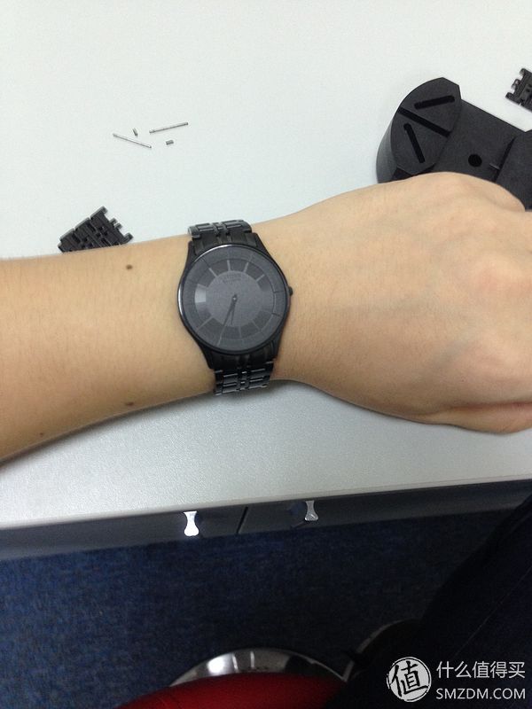 黑 · 轻 · 薄：CITIZEN 西铁城 AR3015-53E 光动能腕表