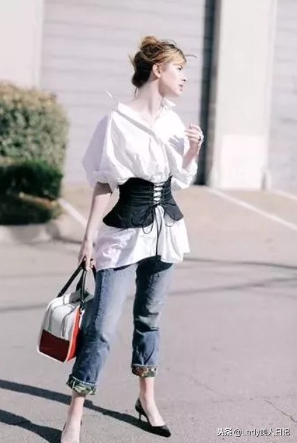 Gucci腰带是最新时髦利器没错了，半裙or毛衣都能轻松搭配