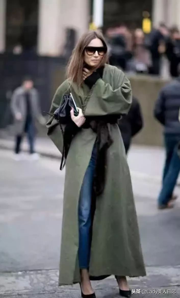 Gucci腰带是最新时髦利器没错了，半裙or毛衣都能轻松搭配