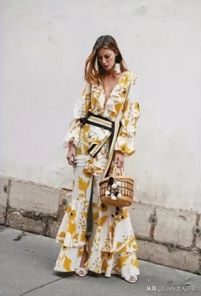 Gucci腰带是最新时髦利器没错了，半裙or毛衣都能轻松搭配