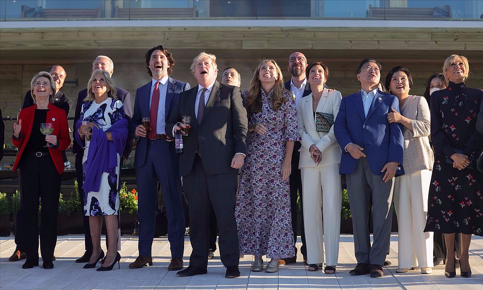 布丽吉特G7峰会放弃鸡窝头造型！LV老花黑裙太时髦，换了发型超美