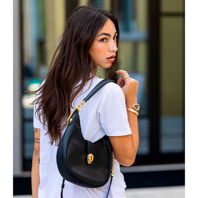 宝格丽隆重推出闪亮饰品装饰的新款斜跨包包Serpenti Ellipse