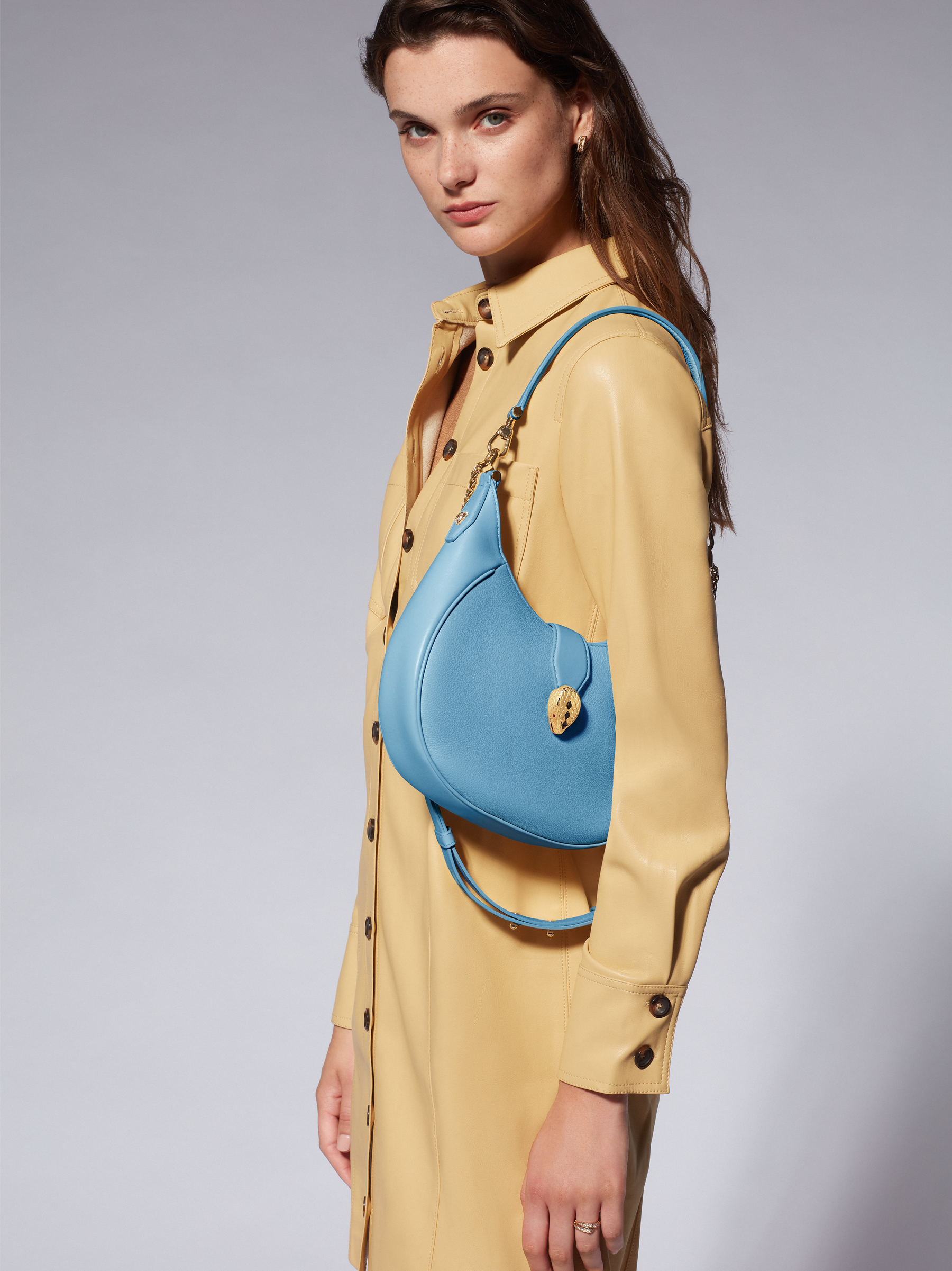 宝格丽隆重推出闪亮饰品装饰的新款斜跨包包Serpenti Ellipse