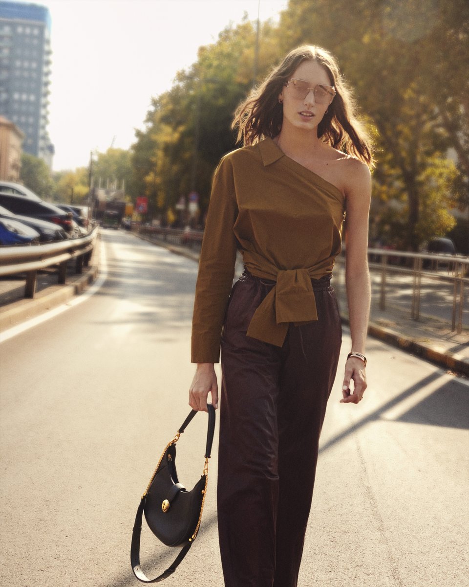 宝格丽隆重推出闪亮饰品装饰的新款斜跨包包Serpenti Ellipse