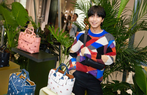 周冬雨亮相Burberry「The Belt 贝尔特包」北京限时精品店