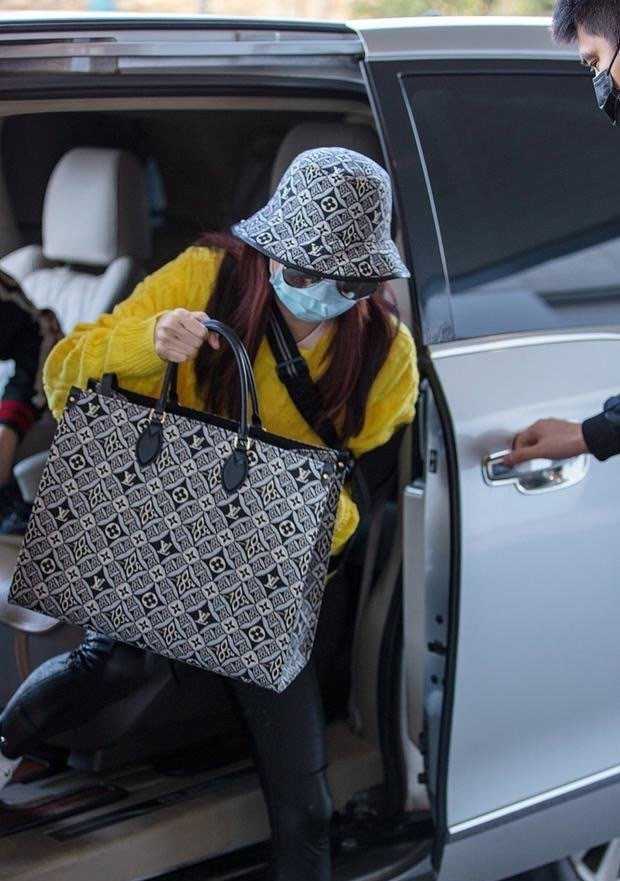 41岁张柏芝真是富婆，一身LV大牌上班，3万包配5千帽显高级