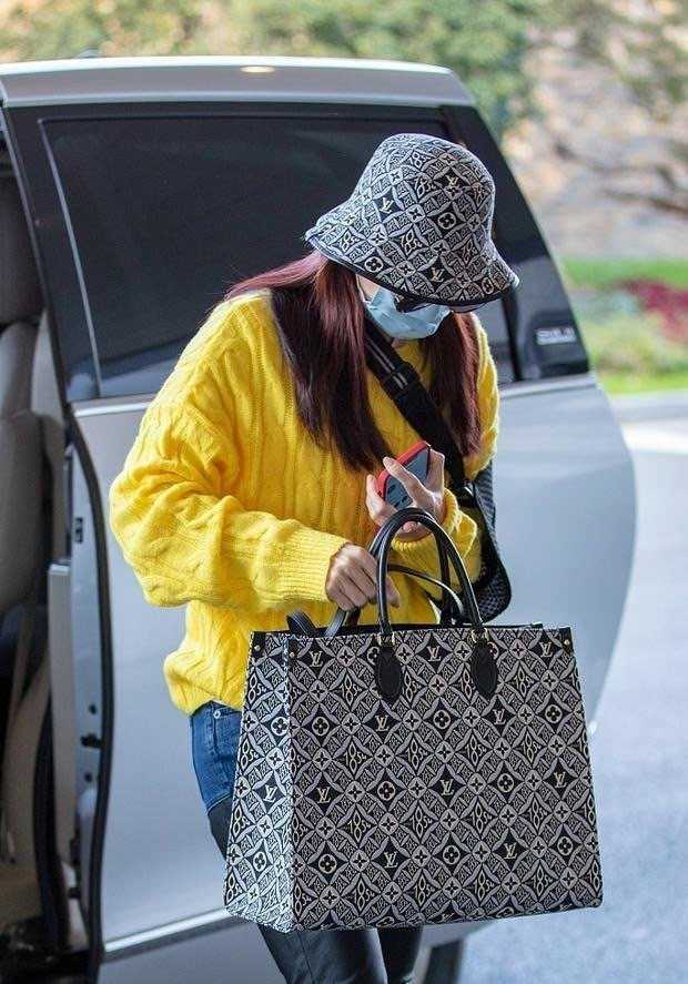 41岁张柏芝真是富婆，一身LV大牌上班，3万包配5千帽显高级