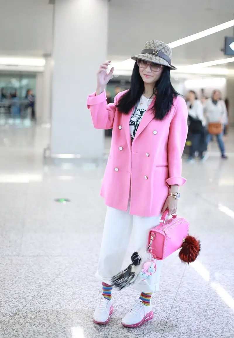 41岁张柏芝真是富婆，一身LV大牌上班，3万包配5千帽显高级