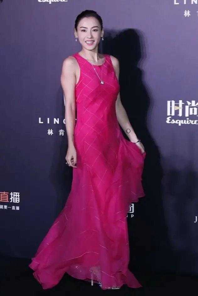 41岁张柏芝真是富婆，一身LV大牌上班，3万包配5千帽显高级