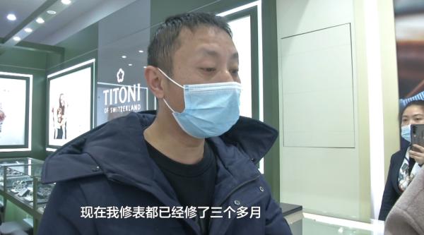 心塞!新手表总是“罢工”,顾客想退换,商家:不符合规定