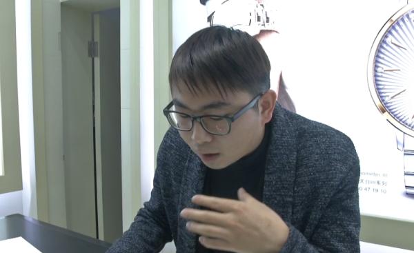 心塞!新手表总是“罢工”,顾客想退换,商家:不符合规定