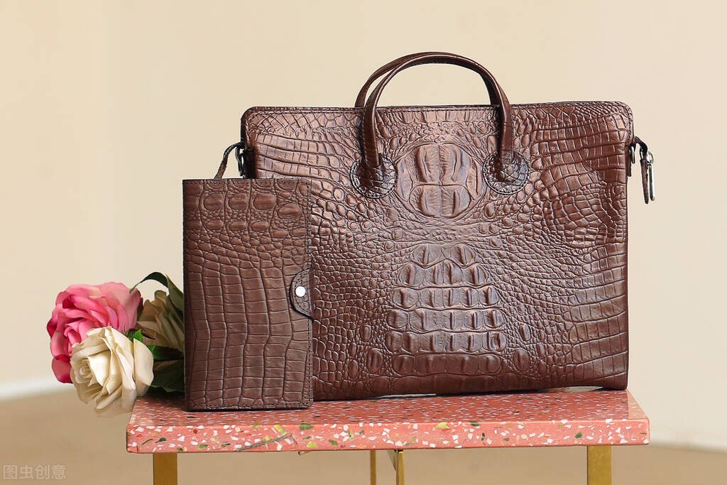 怎么辨别真皮和人造皮革？只需1滴水就能分辨，再也不怕买到假货