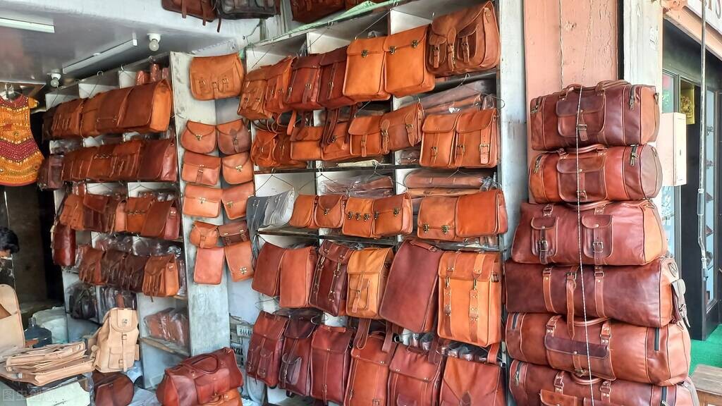 怎么辨别真皮和人造皮革？只需1滴水就能分辨，再也不怕买到假货