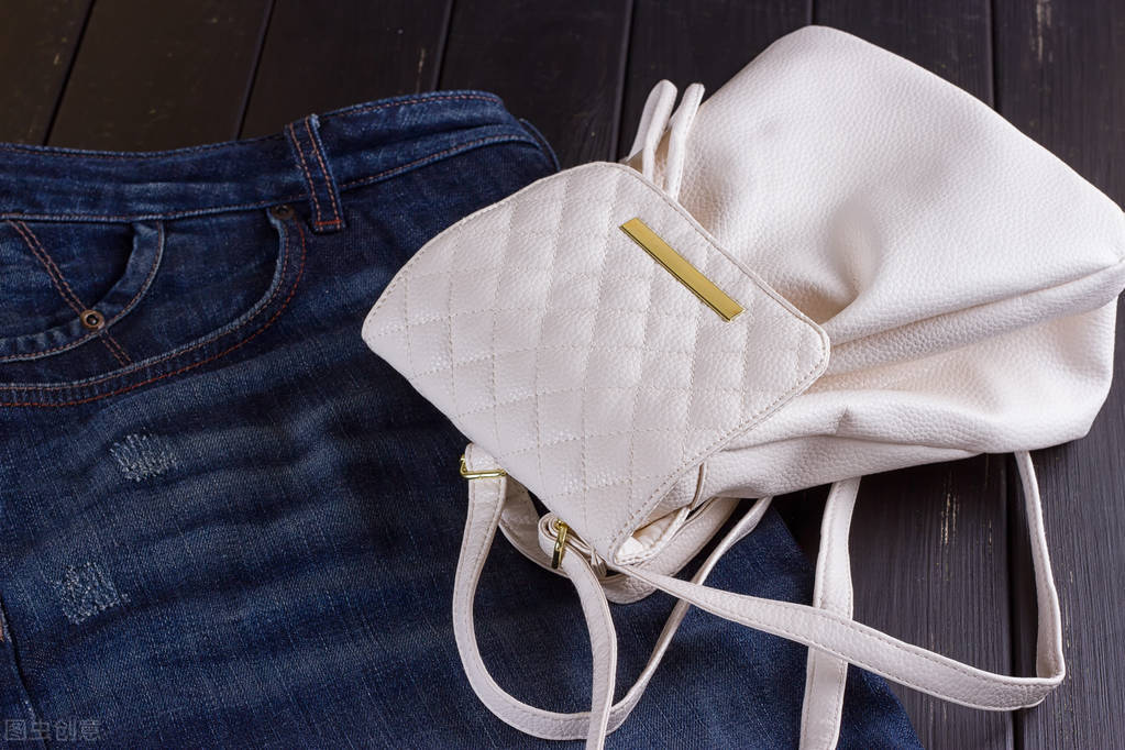 怎么辨别真皮和人造皮革？只需1滴水就能分辨，再也不怕买到假货