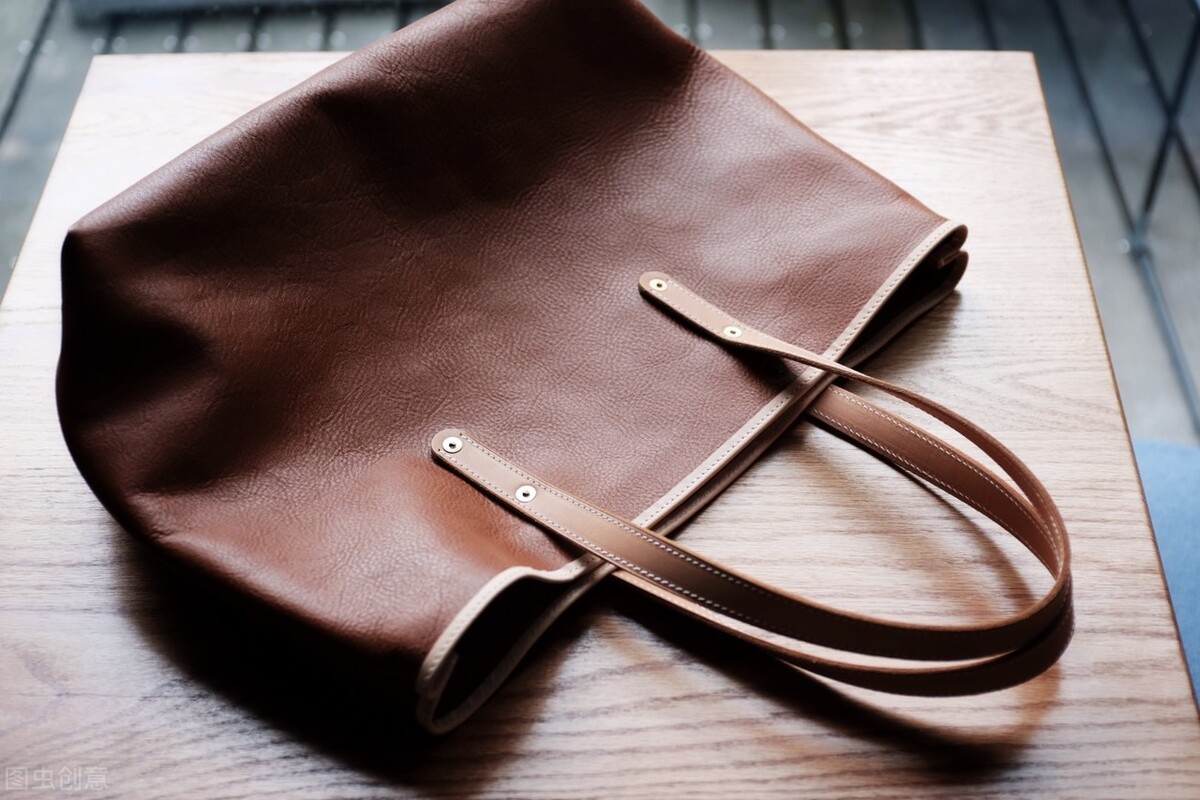 怎么辨别真皮和人造皮革？只需1滴水就能分辨，再也不怕买到假货