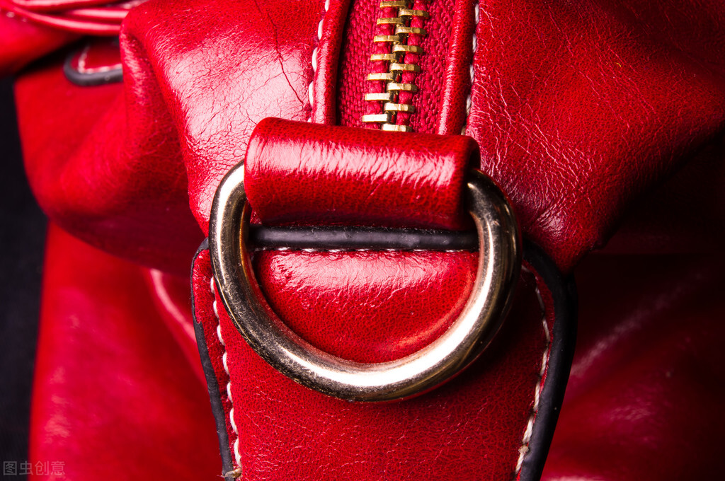 怎么辨别真皮和人造皮革？只需1滴水就能分辨，再也不怕买到假货