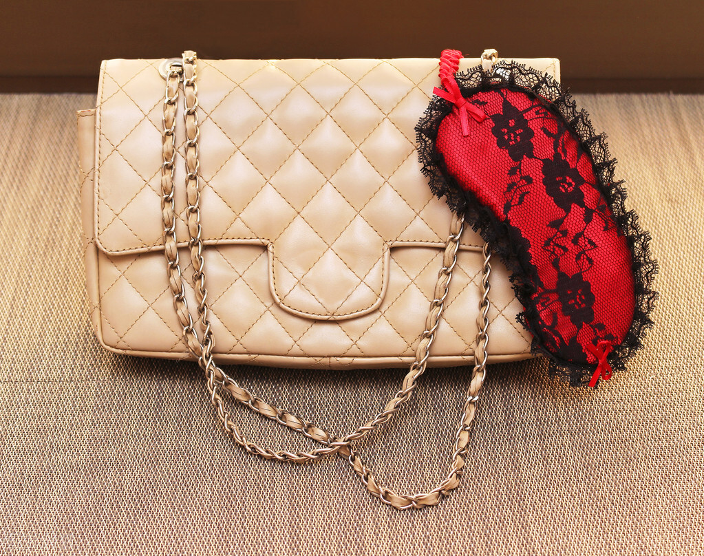 怎么辨别真皮和人造皮革？只需1滴水就能分辨，再也不怕买到假货