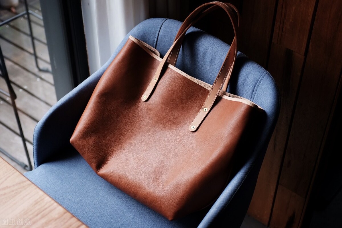 怎么辨别真皮和人造皮革？只需1滴水就能分辨，再也不怕买到假货